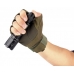Тактическй фонарик Fenix TK16 удобно держать рукой в перчатке