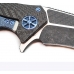 Элементы корпуса ножа Microtech Starlord CFi Apocaliptic 2-Tone анодированы в синий цвет
